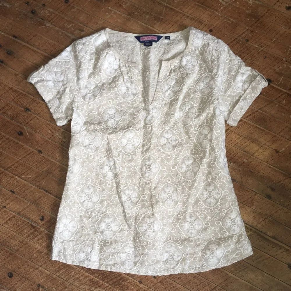 Vineyard Vines tan and white embroidered split neck XS blouse